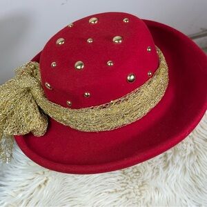 Elegant Foeskin wool Red Hat with Gold Accents